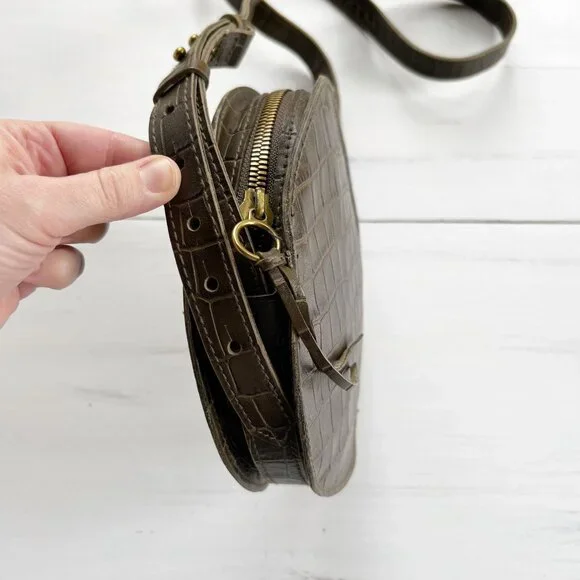 Madewell The Simple Circle Crossbody Croc Embossed Leather Edition in Asparagus - Picture 6 of 10